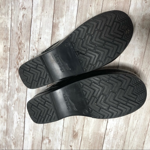 dansko scribble print clogs